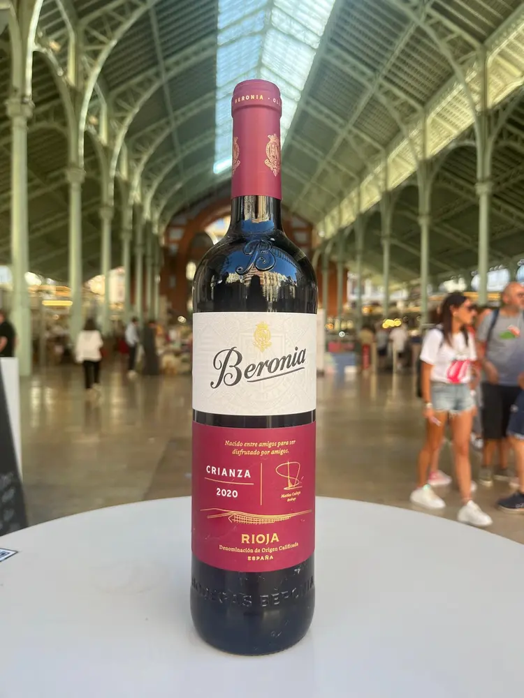 Vino tindo de rioja berionia en el mercado de colón en valencia