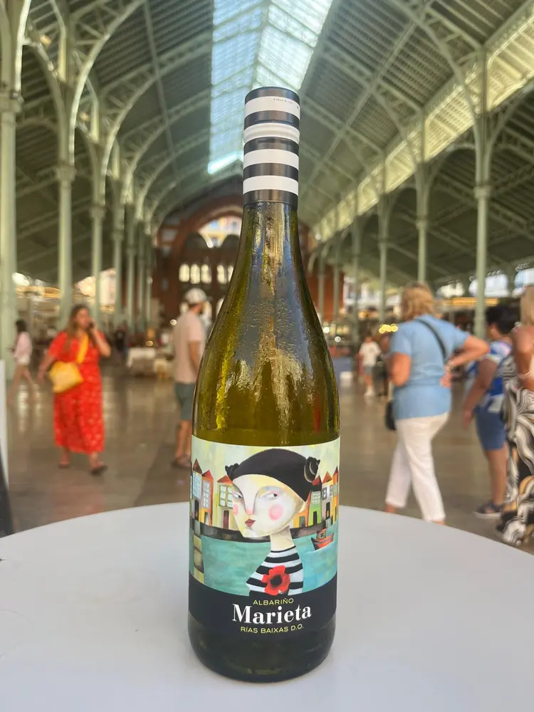 vino blanco albariño marieta con el mercado de colon de fondo