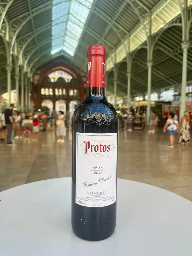 Vino tinto de ribera del duero 'protos roble' con el mercado de colón de fondo