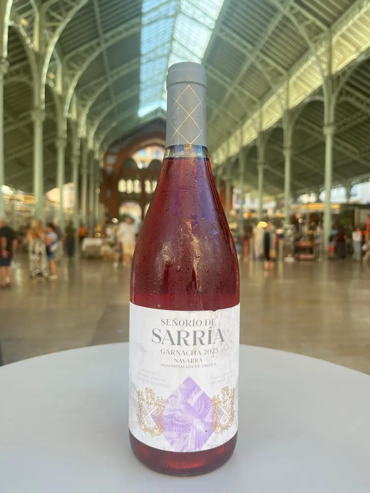 vino rosado ´señorío de sarria´en el mercado de colón