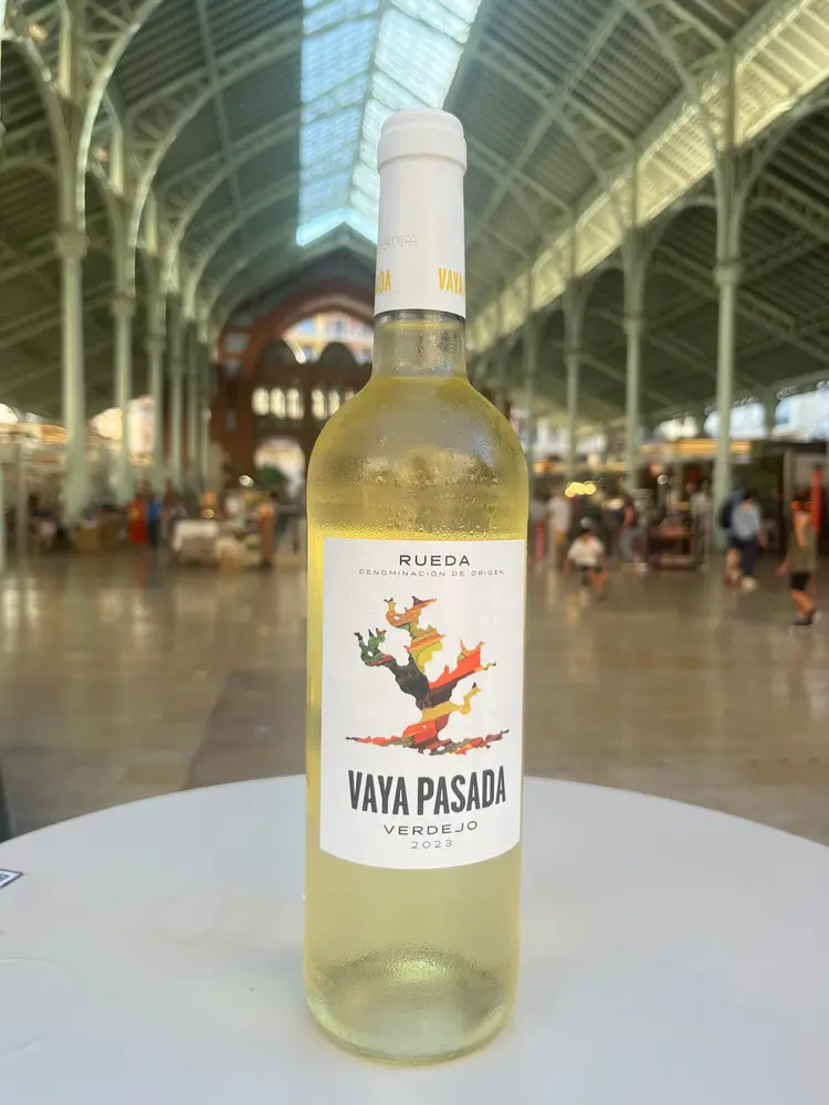 botella vaya pasada vino blanco verdejo con mercado de colón de fondo