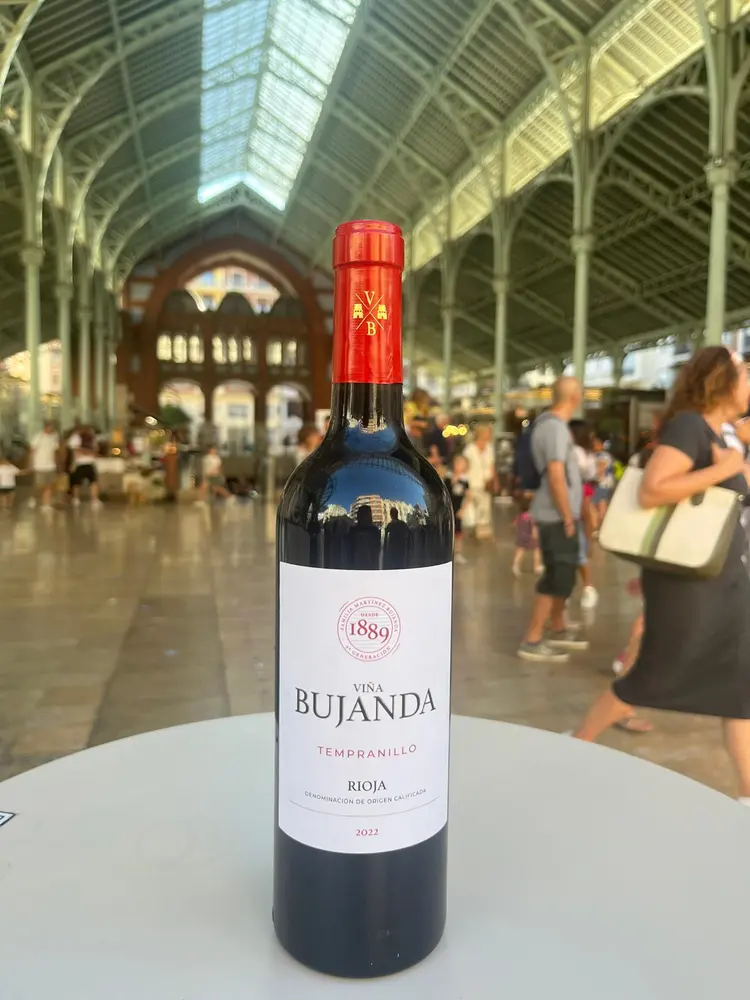 Vino tinto rioja ´viña bujanda joven´con mercado de colón de fondo